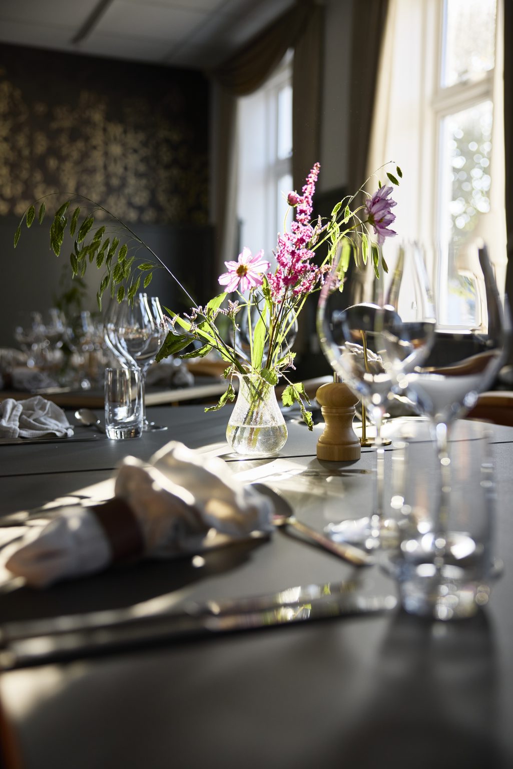 Borddækning med blomster